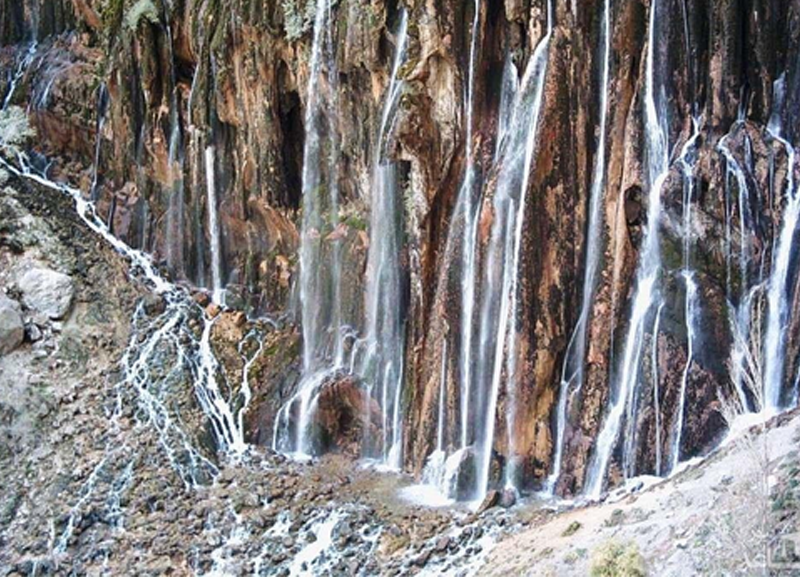 سپیدان- : طبیعت بهاری ارتفاعات شهرستان سپیدان در استان فارس و روئیدن لاله‌های واژگون، زیبایی چشم‌نوازی را به این منطقه بخشیده است.